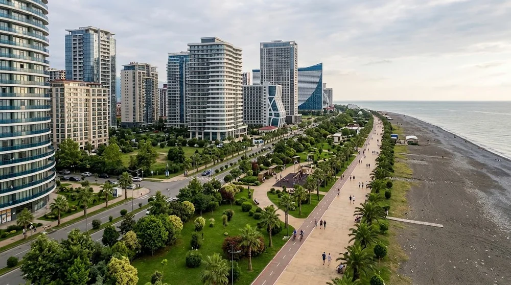 Torri residenziali e percorso pedonale vicino al mare a New Boulevard