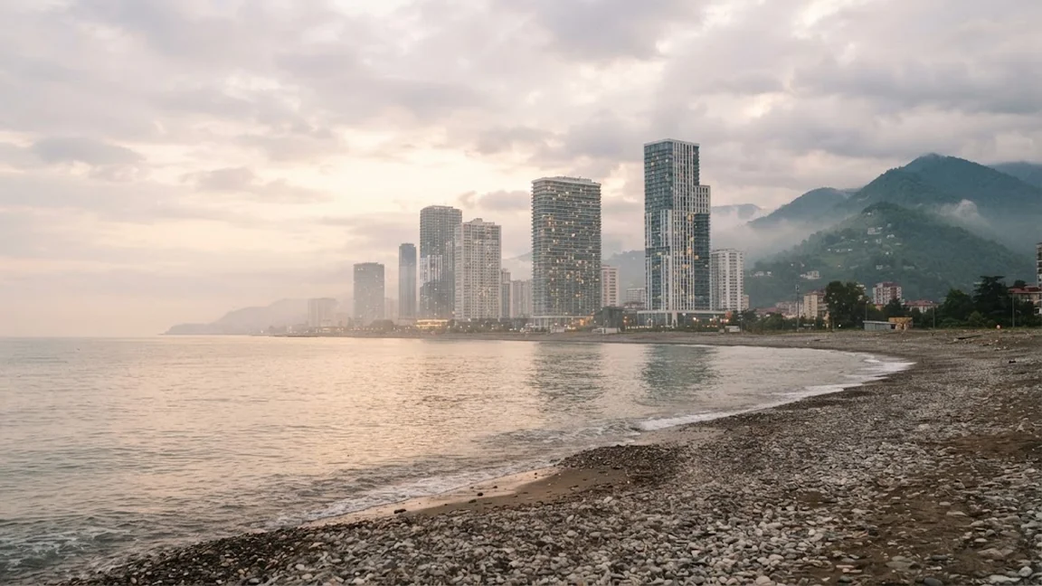 Torri residenziali sul litorale di Batumi al mattino